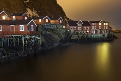 8456GH-Fischerhäuser-Am-Hafen-in-A-Lofoten-beleuchtet