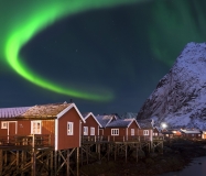 8545G-Fischerhütten-Hafen-Reine-Lofoten-beleuchtet-mit-Nordlicht