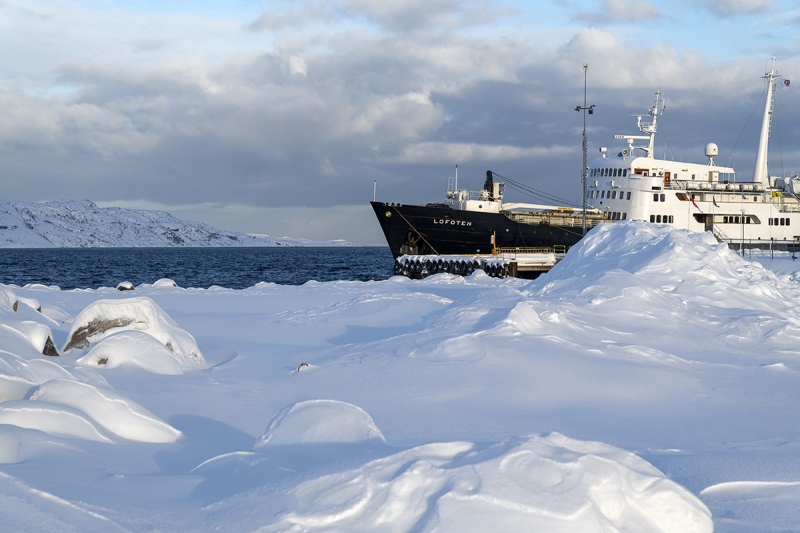 8276R-Hurtigruten-MS-Lofoten-in-Eis-und-Schnee-Nähe-Nordkapp-Kirkenes-Norwegen