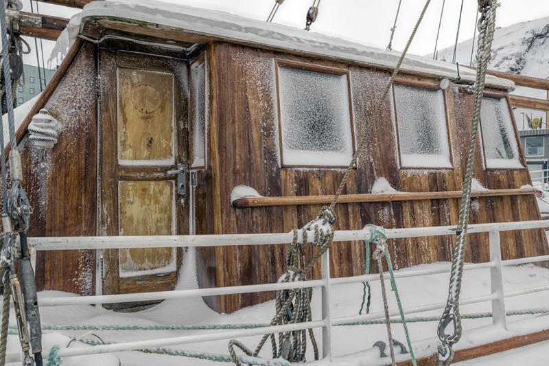 8337R-Segelboot-Hafen-Hammerfest-Norwegen-Winter-eingefroren