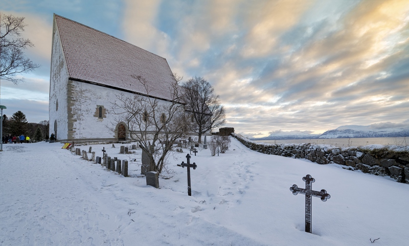 8443R-Morgenstimmung-Kirche-Trondenes-Harstad-Vesteralen-Winter