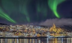 7734Rff-Hafen-Kristiansund-Norwegen-vom-Hurtigrutenschiff-Nacht-Winter-Nordlicht