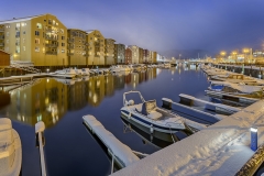 7766R-74R-Trondheim-Winter-historische-Lagerhäuser-mit-Hafen-Nacht