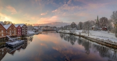 7829R-47R-Panorama-Trondheim-Lagerhäuser-Fluss-Nidelv-Nidaros-Dom