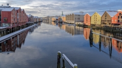 7900R-Trondheim-Winter-Bakklandet-historische-Lagerhäuser-Winter-Sonne