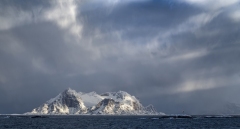 7919R-Norwegen-Winter-Berge-mit-Leuchtturm