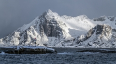 7926R-Norwegen-Wasser-Winter-Berge-mit-Leuchtturm