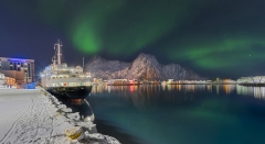 7960R-68R-Svolvaer-MS-Lofoten-Hafen-Nordlicht