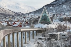 8084R-Tromso-Norwegen-Winter-Brücke-mit-Eismeerkathedrale
