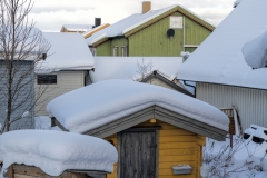 8283R-schneebedeckte-Holzhäuser-Norwegen-Kirkenes