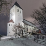 8538R-Kirche-Svolvaer-Lofoten-beleuchtet-Winter