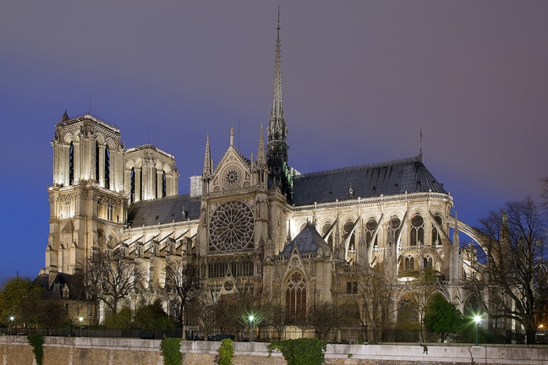 7624D-29D-Notre-Dame-beleuchtet-Paris-DRI