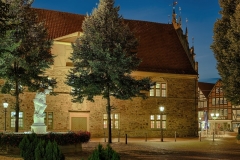 5323N-28N-Rinteln-Kirchplatz-mit-Glasbläserbrunnen-und-Stadtkater-HDR