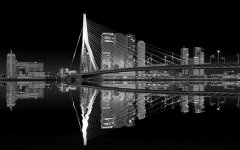 0811S-Rotterdam-Erasmusbrücke-und-Skiline-beleuchtet-Spiegelung-im-Rhein-SW