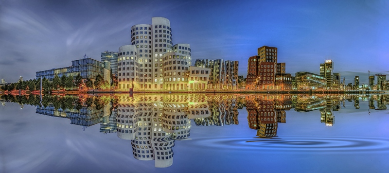 Medienhafen Düsseldorf Abend Wasserspiegelung Panorama