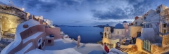 2588N-2632N-Santorin-Oia-beleuchtet-Panorama-HDR