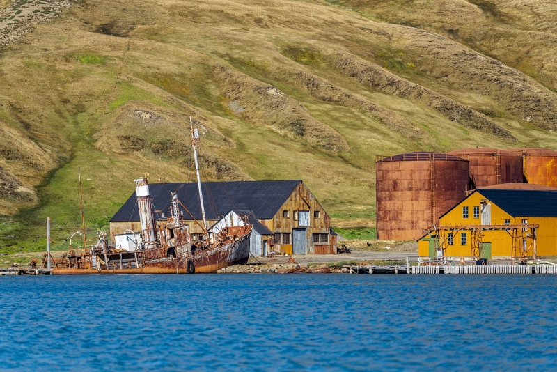 3275T-Grytviken-Südgeorgien-verrostetes-Schiff-vor-Walfangstation