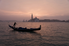 7774D-Morgenstimmung-Gondel-auf-Canale-Grande-vor-St