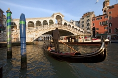 8747D-Gondel-vor-Rialtobrücke-Venedig