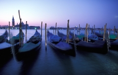 Venedig-Gondeln-im-Morgengrauen