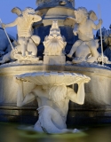 6697F-99F-Brunnen-vor-dem-Parlament-Wien-Detail-DRI