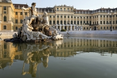 6854F-Spiegelung-am-Neptunbrunnen-vor-Schloss-Schönbrunn-Wien